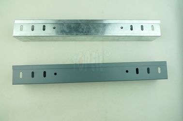 En polvo revestido con ranuras de acero Gi cable trunking tamaño personalizado tray de cable trunking